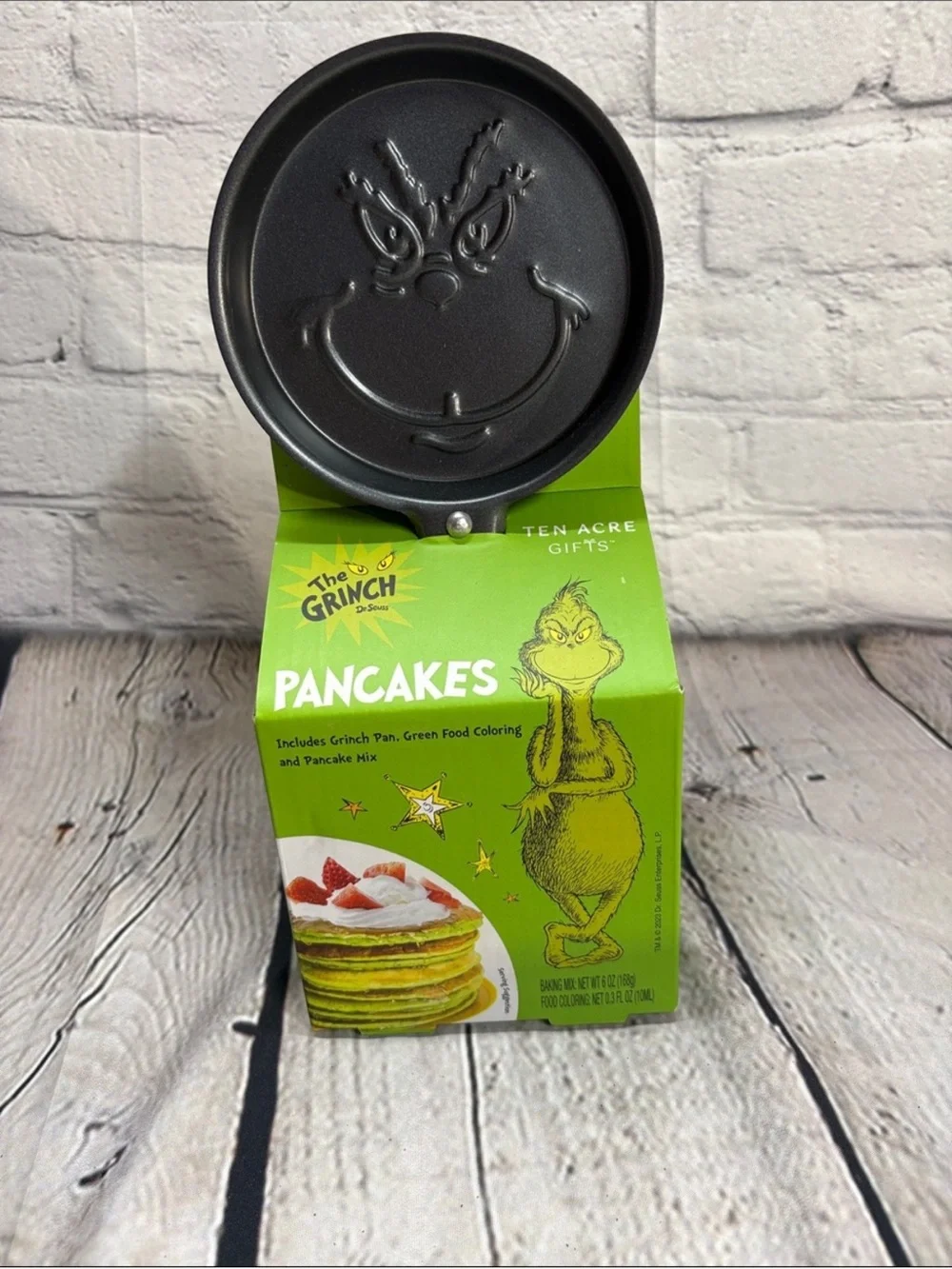 The Grinch Holiday round pancake pan with pancake mix and .03 oz & coloring new